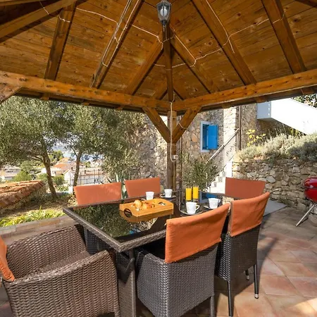 Lapida Villa Supetarska Draga