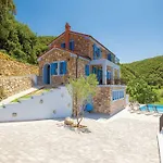 Villa Lapida *