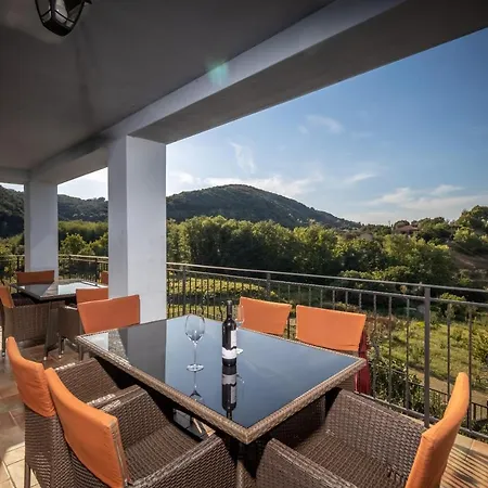 Villa Lapida *